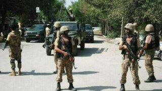 Attentat à la Bombe sur un Convoi à Kalat Blesse Huit Personnes, Dont Six Agents de Sécurité