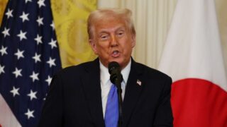 Donald Trump Affirme Avoir Eu un Appel avec Vladimir Poutine pour Mettre Fin au Conflit en Ukraine ###