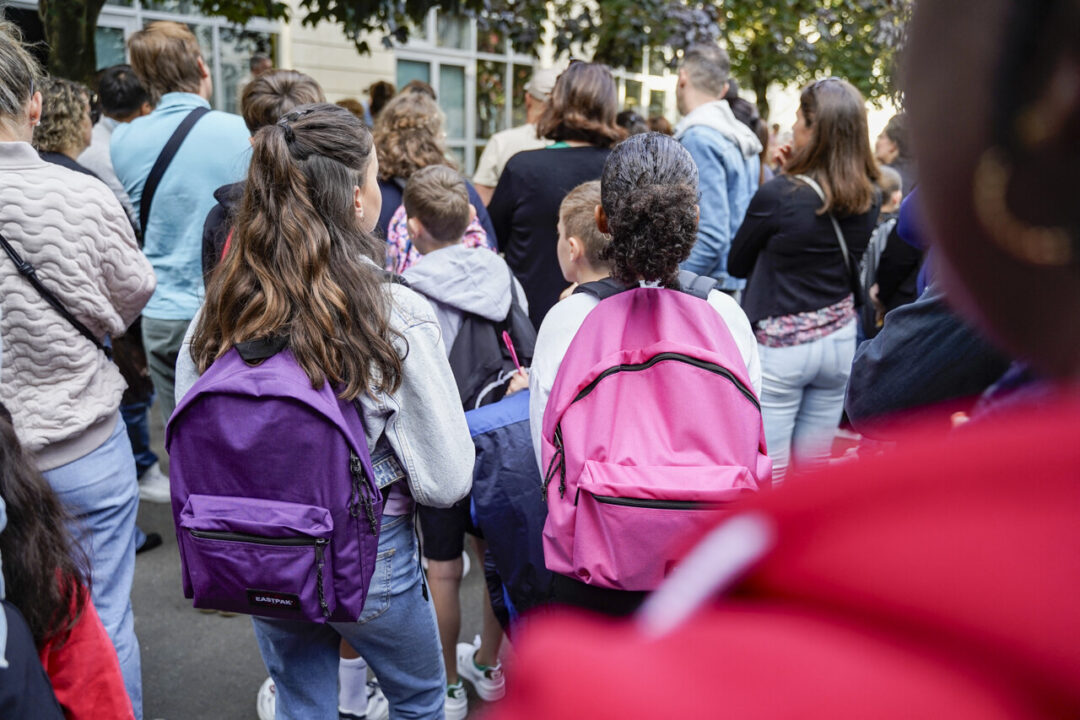 Les Écoles Françaises Introduiront des Fouilles de Sacs Aléatoires au Printemps, Annonce la Ministre de l'Éducation