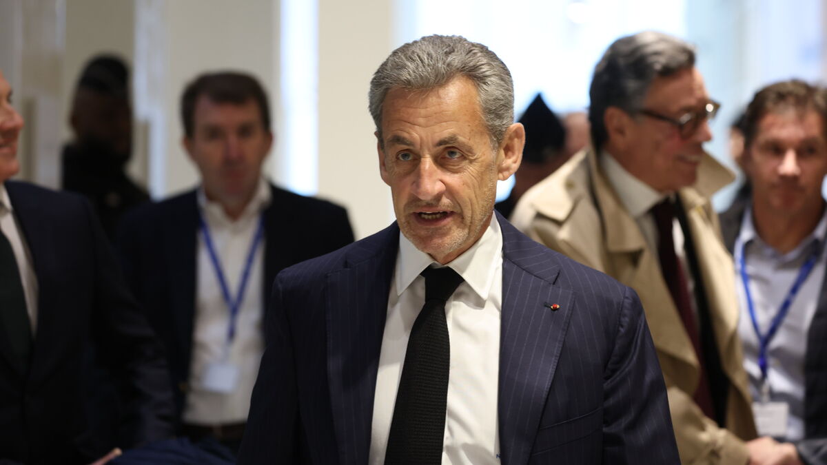 Nicolas Sarkozy, ancien président français, sous surveillance électronique après sa condamnation définitive ###