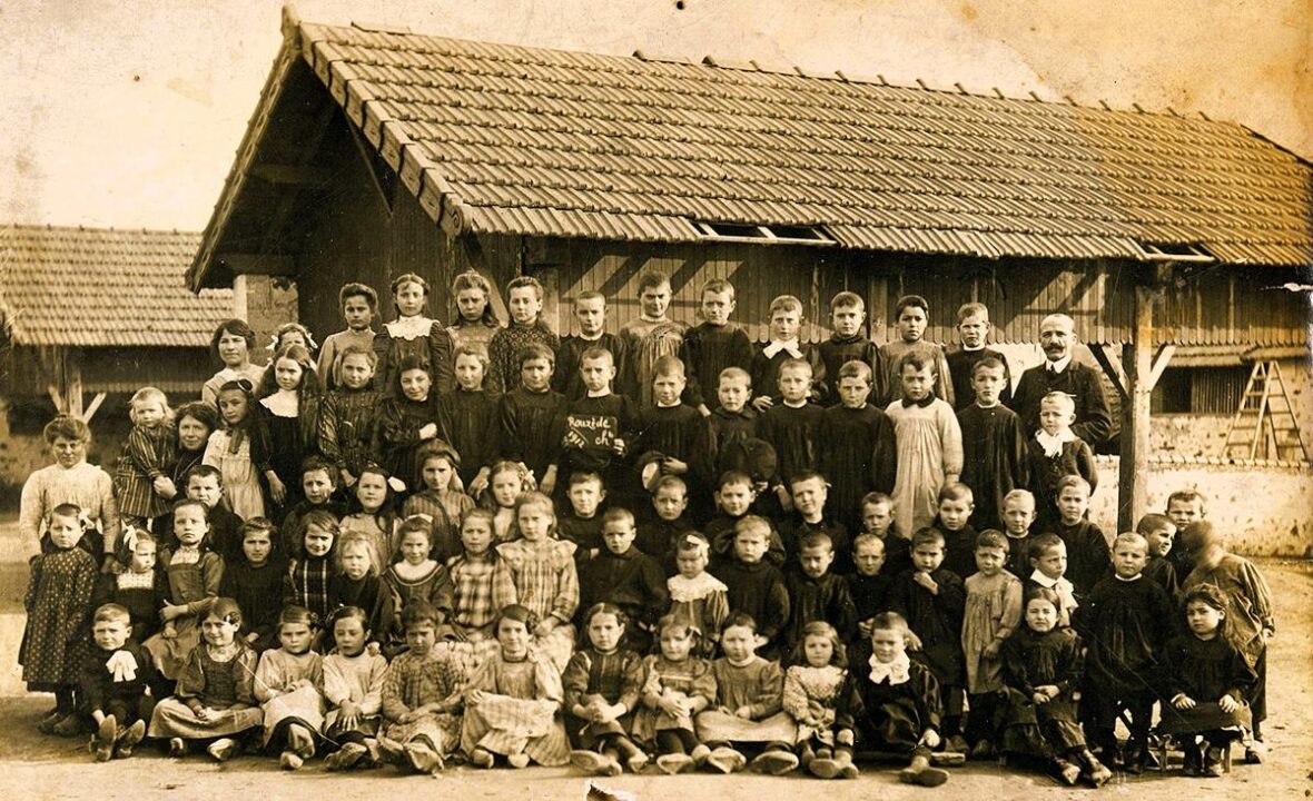 Photo de Classe Vintage de l'École de Roubaix 1910-1911 : Un Voyage dans le Temps