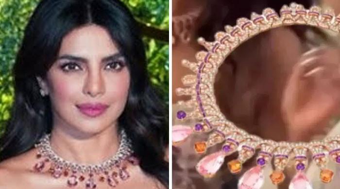 Priyanka Chopra Éblouit avec un Collier Étincelant lors de la Cérémonie de Mehndi de son Frère**