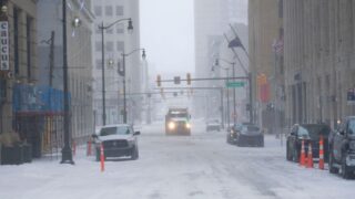 Incident Tragique à Détroit : Deux Enfants Meurent de Froid dans une Fourgonnette