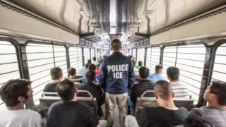 Trump Lance une Campagne Juridique Contre les Villes Sanctuaires de Chicago et de l'Illinois ###
