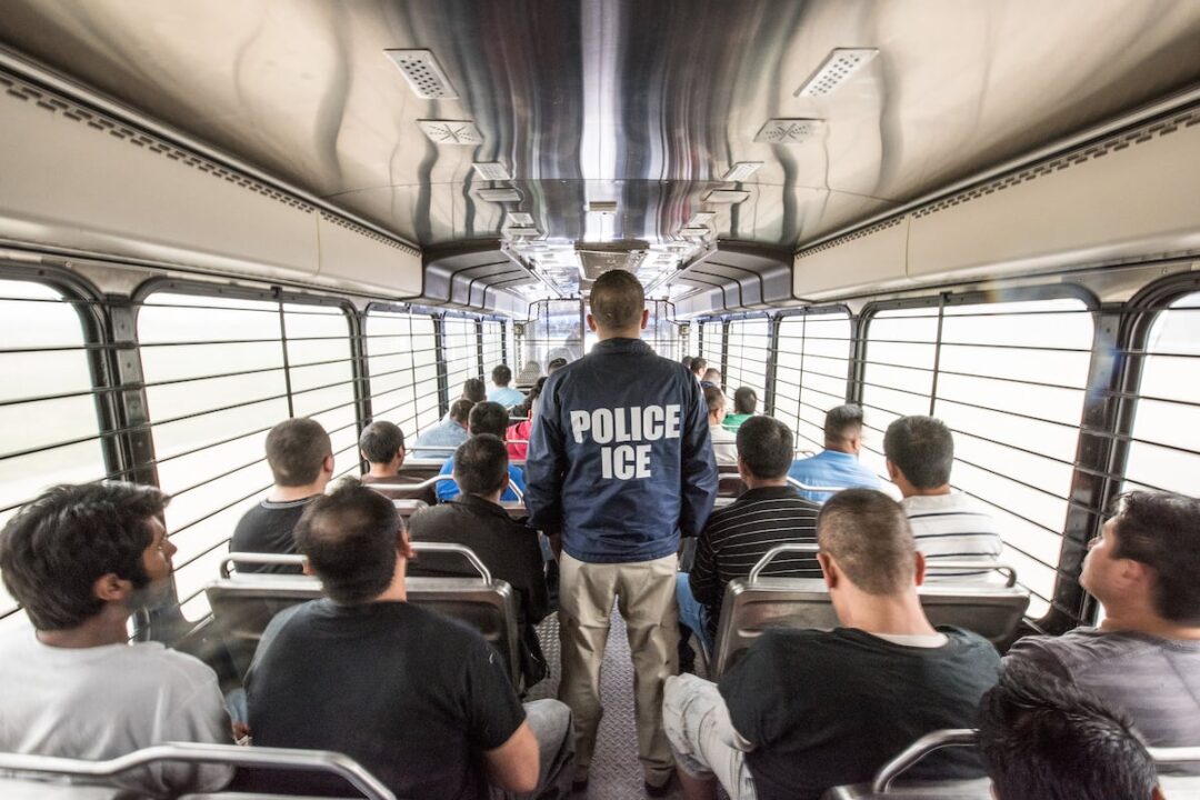 Trump Lance une Campagne Juridique Contre les Villes Sanctuaires de Chicago et de l'Illinois ###