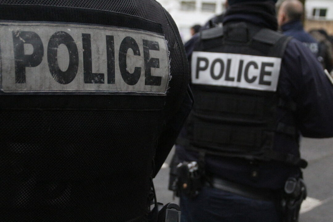 Un Homme Armé de Couteaux Abattu Après Avoir Attaqué la Police à Seine-Saint-Denis