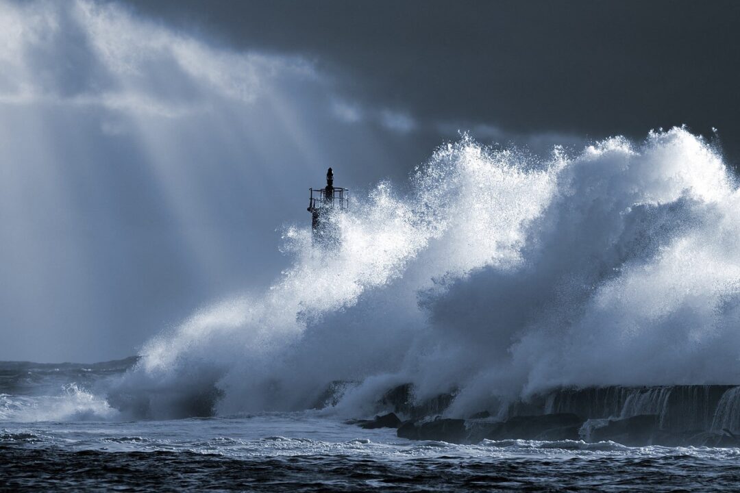 Vents Violents Attendus en France de l'Ouest Avec l'Approche d'une Tempête