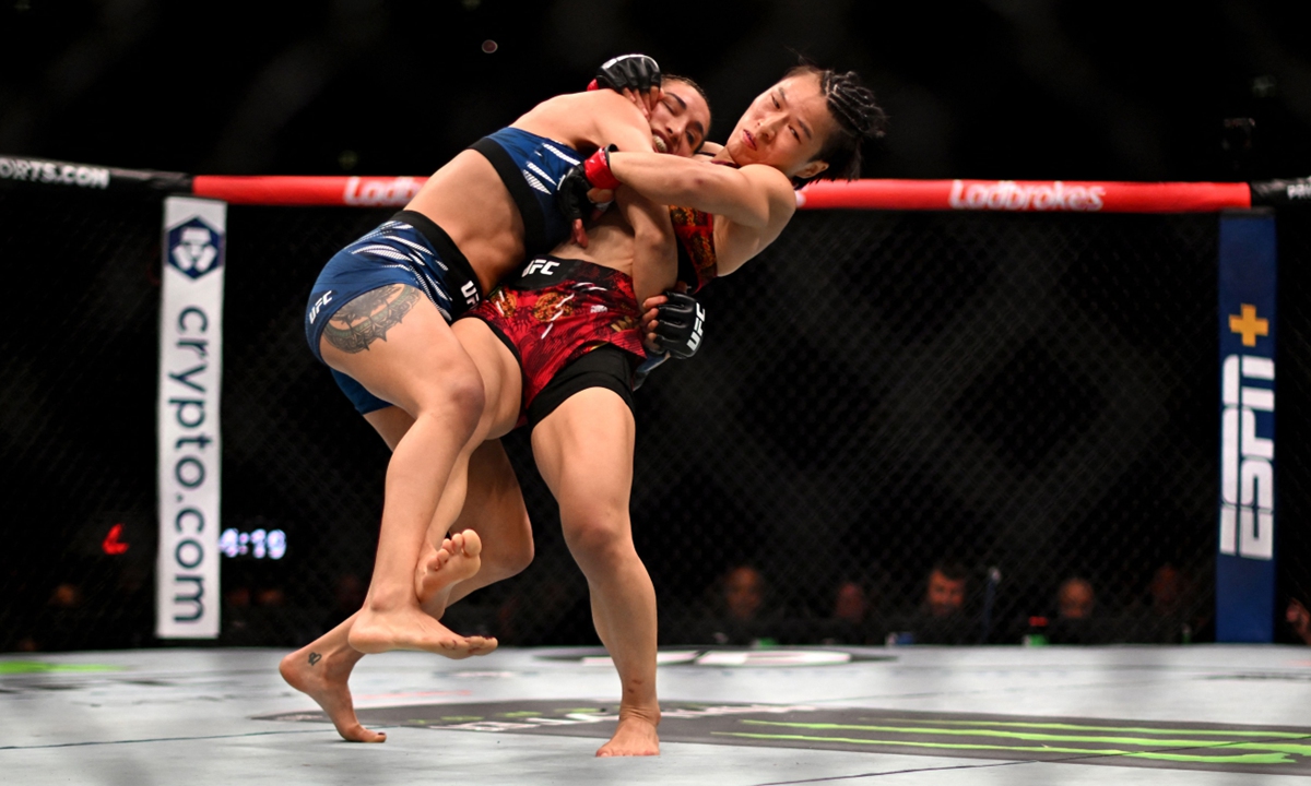 Zhang Weili Défend avec Succès Son Titre de Championne Poids Paille UFC Contre Tatiana Suarez ###