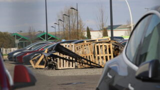 Une Attaque Incendiaire Détruit 15 Tesla Près de Toulouse, Revendiquée par un Groupe Anti-Elon Musk