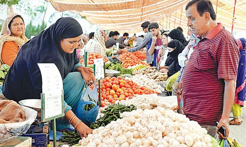 La flambée des prix alimentaires frappe durement les consommateurs de Karachi pendant le Ramadan