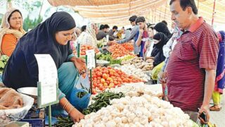 La flambée des prix alimentaires frappe durement les consommateurs de Karachi pendant le Ramadan