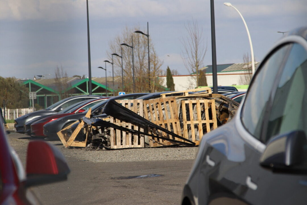 Une Attaque Incendiaire Détruit 15 Tesla Près de Toulouse, Revendiquée par un Groupe Anti-Elon Musk