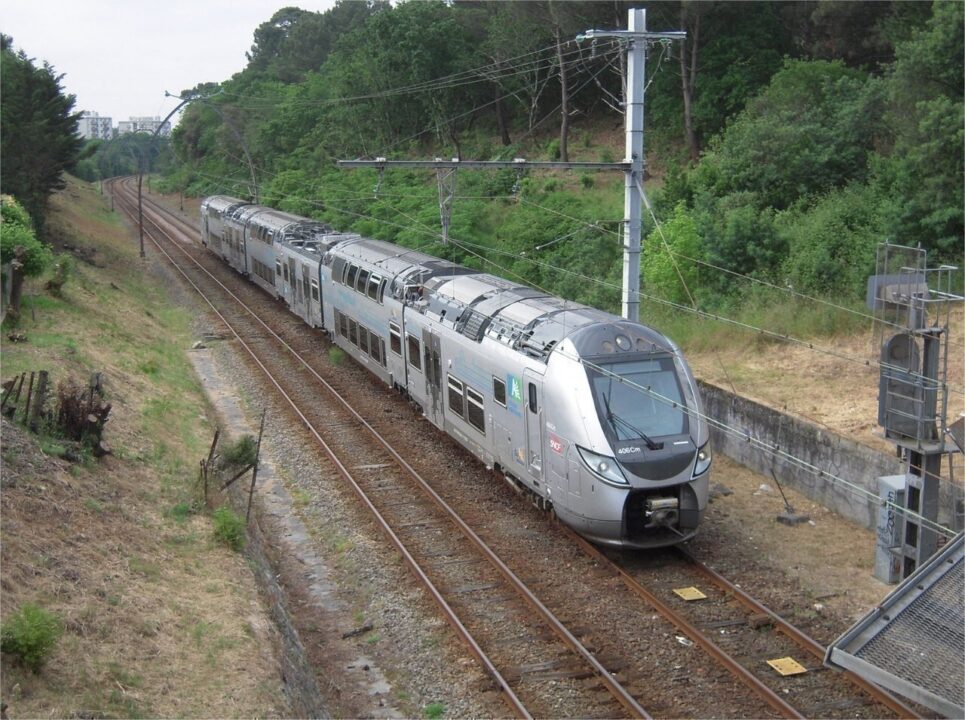 Accident Tragique : Deux Adolescents Fauchés par un Train Près de Bordeaux
