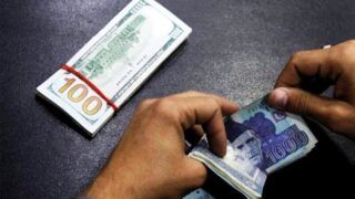 La Pénurie de Dollars Menace la Fragile Stabilité de la Roupie