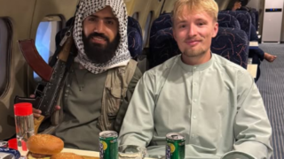 L'influenceur français Tibi Jones provoque la polémique avec sa visite chez les Talibans en Afghanistan