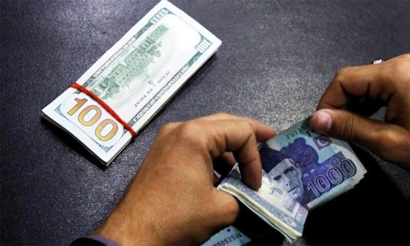La Pénurie de Dollars Menace la Fragile Stabilité de la Roupie