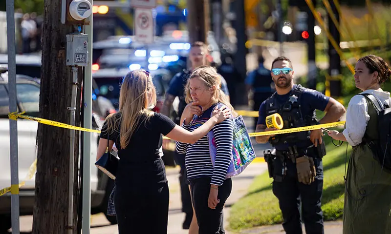 Un Tireur Tue Trois Personnes et Blesse 17 Autres dans une École Catholique de Minneapolis
