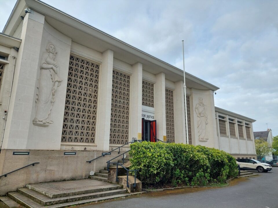 Une Ancienne Greffière Jugée pour Violation d'une Enquête Judiciaire par Amour