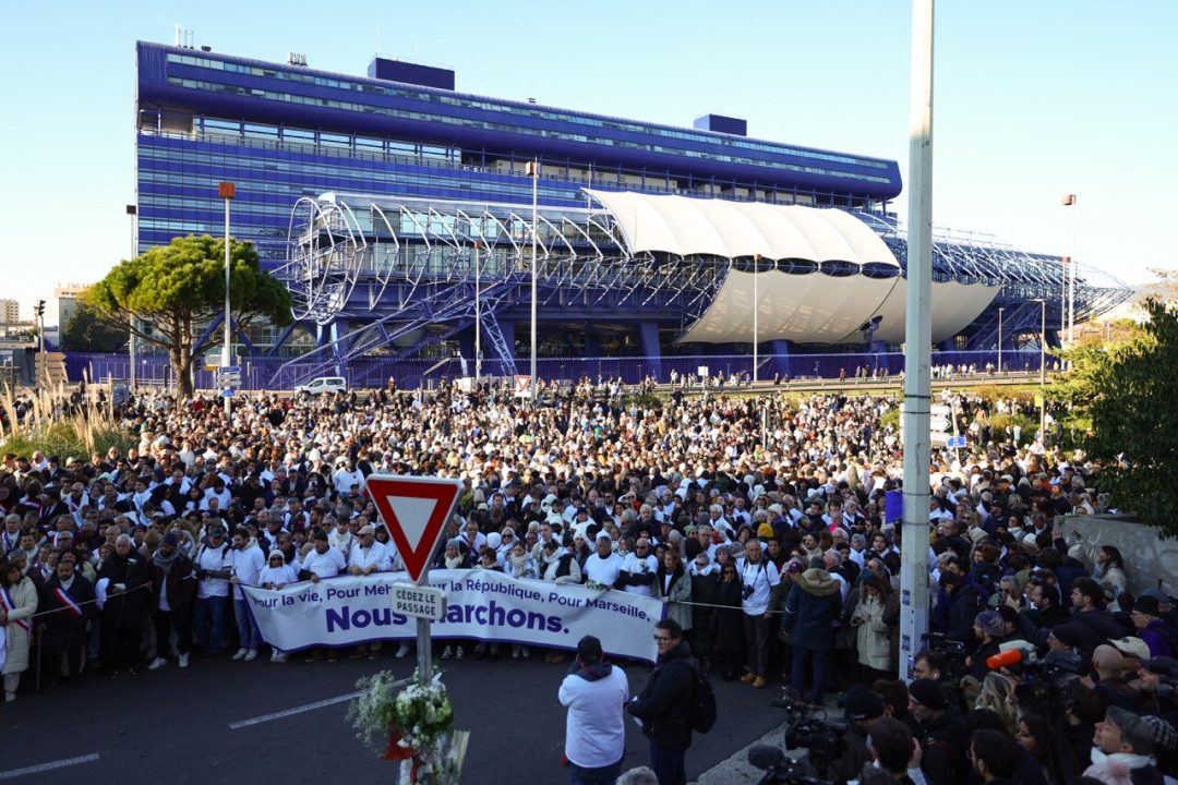 Marseille rend hommage à Mehdi Kessaci, militant anti-drogue assassiné, lors d'un rassemblement massif