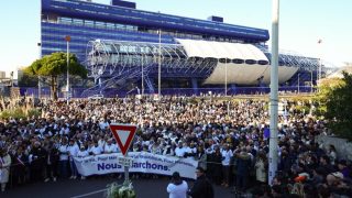 Marseille rend hommage à Mehdi Kessaci, militant anti-drogue assassiné, lors d'un rassemblement massif