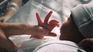 Violences sexuelles sur les bébés : l'indicible réalité dévoilée en France