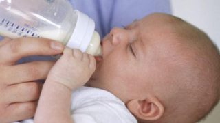 Deux décès de nourrissons : les laits infantiles Nestlé Guigoz sous enquête judiciaire en France