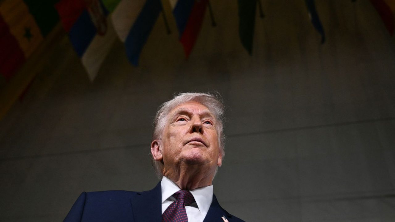 Pression de Trump sur l'Iran : Navires de Guerre et Signaux Contradictoires Décryptés