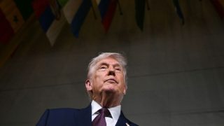 Pression de Trump sur l'Iran : Navires de Guerre et Signaux Contradictoires Décryptés