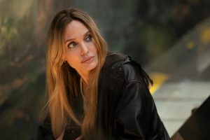 'Coutures' avec Angelina Jolie : Un Portrait Brut du Combat contre le Cancer