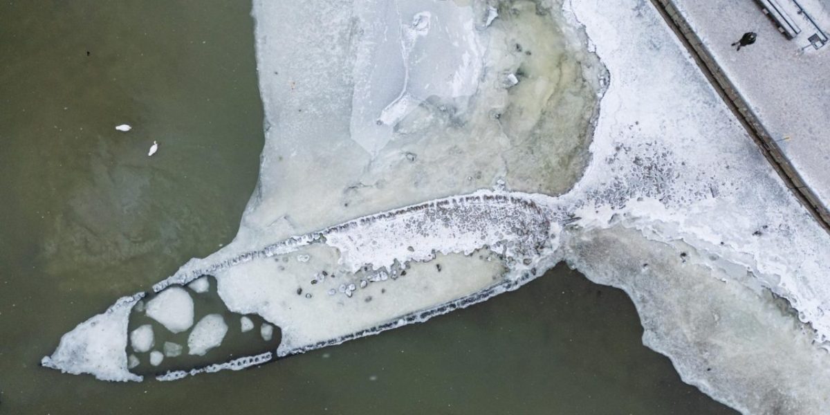 Un navire de guerre suédois de 400 ans émerge alors que la mer Baltique atteint un niveau record bas
