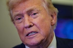 Pression Électorale : Les Reculs Inattendus de Donald Trump avant les Midterms