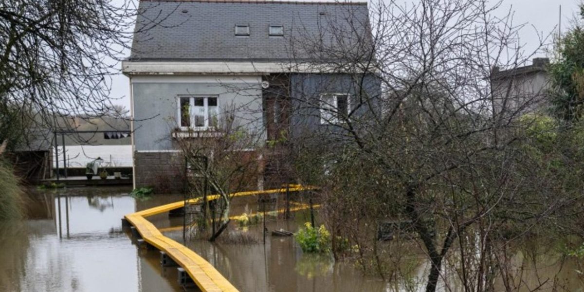 Crise des inondations en France : un troisième département en alerte rouge, la vigilance maintenue