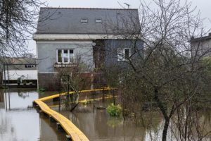 Crise des inondations en France : un troisième département en alerte rouge, la vigilance maintenue