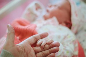 France dévoile un plan choc : une allocation universelle de 250€ par enfant pour relancer la natalité