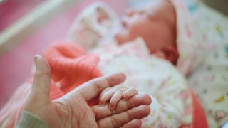 France dévoile un plan choc : une allocation universelle de 250€ par enfant pour relancer la natalité