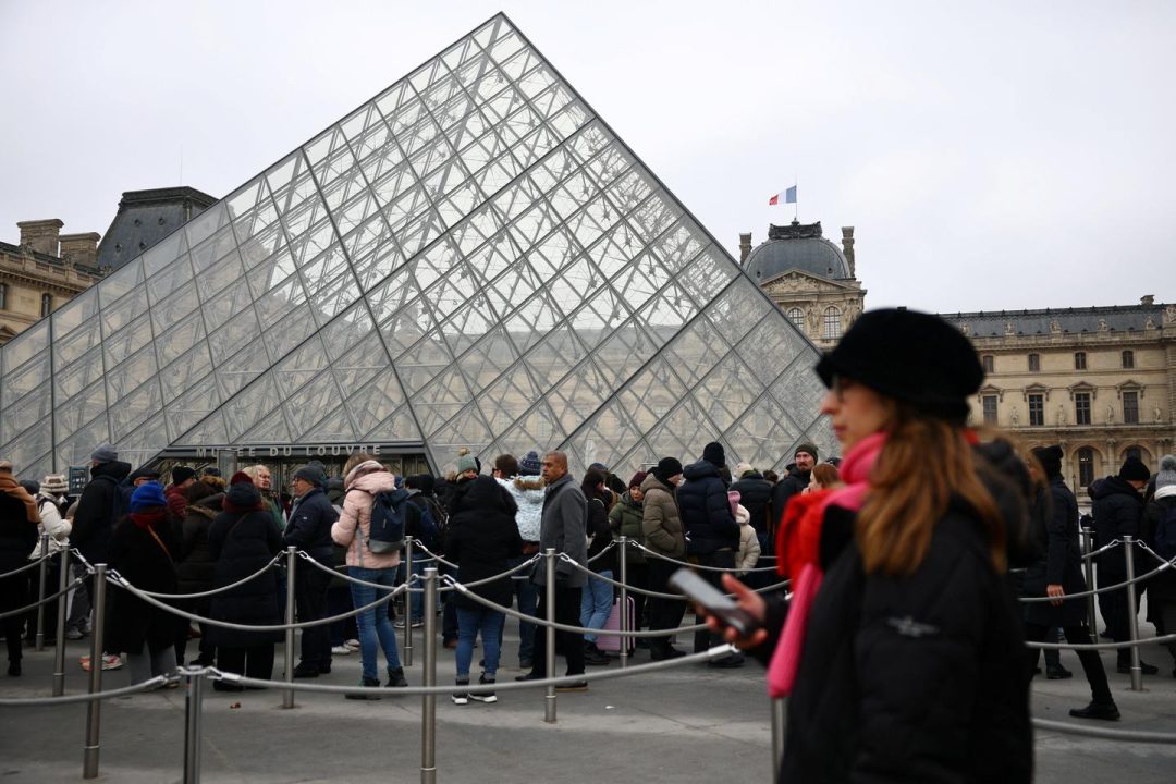 Grève au Louvre : le mouvement se poursuit pour les salaires et les conditions de travail