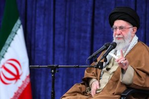 Khamenei met en garde les États-Unis : "Le porte-avions américain peut être coulé"