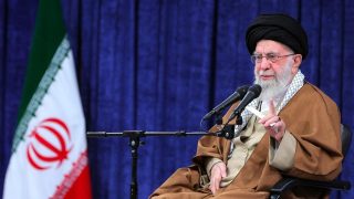 Khamenei met en garde les États-Unis : "Le porte-avions américain peut être coulé"