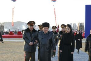 Kim Jong Un inaugure des logements pour les soldats morts en combattant pour la Russie en Ukraine