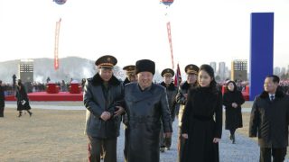 Kim Jong Un inaugure des logements pour les soldats morts en combattant pour la Russie en Ukraine