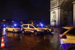 Attaque au couteau contre un gendarme à l'Arc de Triomphe déjouée, l'assaillant abattu
