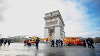 Urgence à Paris : Un homme évacué par hélicoptère près de l'Arc de Triomphe