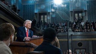 Discours sur l'État de l'Union : Trump justifie une frappe potentielle contre l'Iran et vante son bilan économique