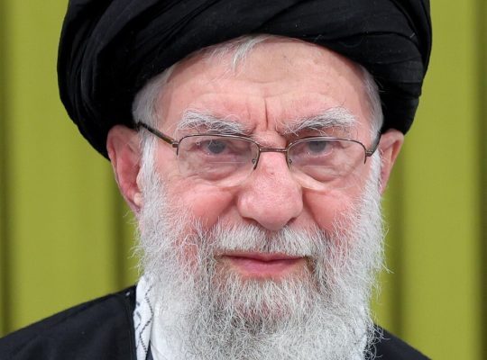 L’Iran sous le choc : l’Ayatollah Ali Khamenei tué dans une frappe aérienne à Téhéran