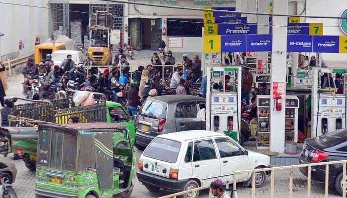 Crise du Carburant : Le Pakistan Sollicite 154 Milliards des Provinces pour une Subvention Ciblée