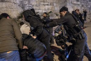 Jérusalem : l'Association de la Presse Étrangère condamne une agression policière contre des journalistes pendant le Ramadan