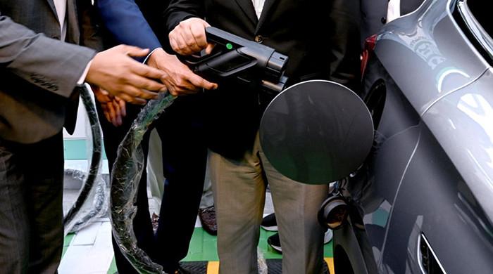 L'industrie pétrolière du Pakistan s'oppose à l'obligation des bornes de recharge pour véhicules électriques