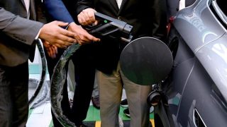 L'industrie pétrolière du Pakistan s'oppose à l'obligation des bornes de recharge pour véhicules électriques