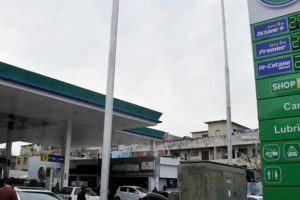 Pakistan Gèle les Prix des Carburants Malgré la Flambée des Cours Pétroliers Mondiaux