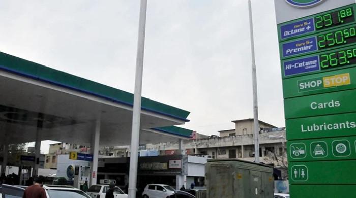 Pakistan Gèle les Prix des Carburants Malgré la Flambée des Cours Pétroliers Mondiaux